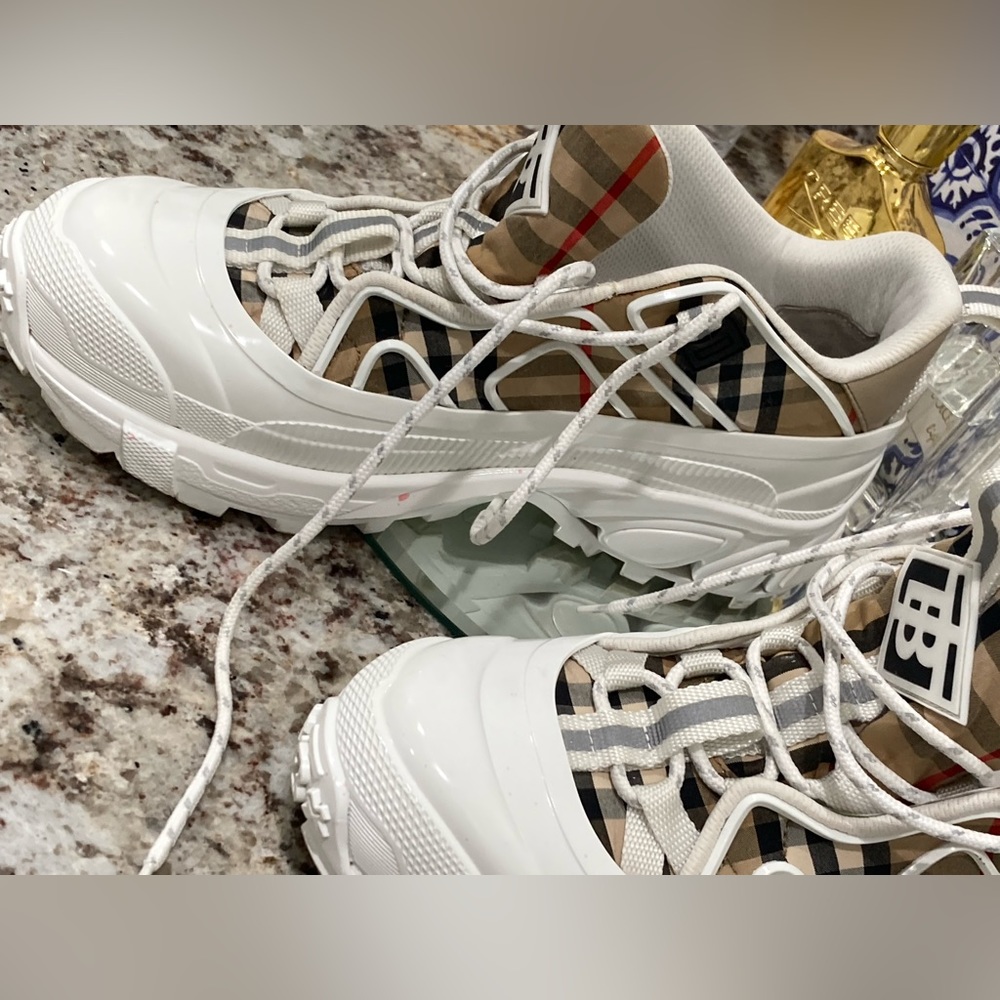 ❌SOLD❌Burberry Tennis Shoes - Picture 4 of 9
